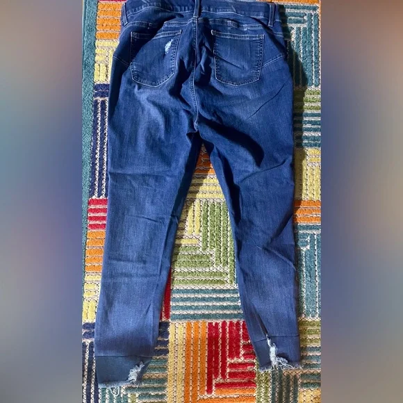 Torrid Distressed Bombshell Skinny 16 R - Picture 3 of 4